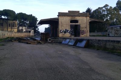 Incendio devasta deposito delle Ferrovie del Sud Est: danni ingenti, indagini sulle cause - Corriere Salentino