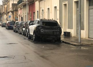 Fiamme sull’auto di un commerciante, misteriosa intimidazione in città