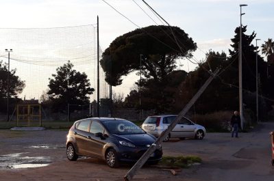 Colpisce sette auto ed abbatte un palo, pomeriggio di follia e paura in zona Aria Sana - Corriere Salentino