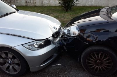 Colpisce sette auto ed abbatte un palo, pomeriggio di follia e paura in zona Aria Sana - Corriere Salentino
