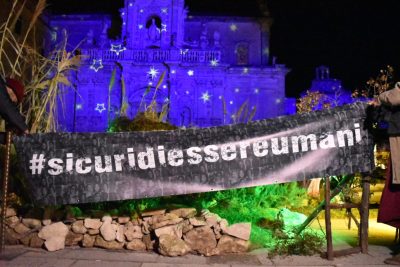 Il corteo contro il dl sicurezza nel cuore di Lecce: #sicuridiessereumani. Intervento del vescovo. Contromanifestazione e scintille - Corriere Salentino