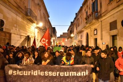 Il corteo contro il dl sicurezza nel cuore di Lecce: #sicuridiessereumani. Intervento del vescovo. Contromanifestazione e scintille - Corriere Salentino