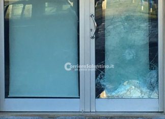 Martellate contro la vetrata della pizzeria, scatta l’allarme e arriva la vigilanza: ladri a mani vuote