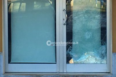 Martellate contro la vetrata della pizzeria, scatta l'allarme e arriva la vigilanza: ladri a mani vuote - Corriere Salentino