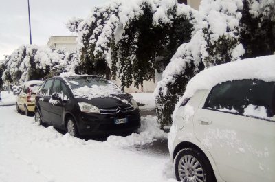 Risveglio sotto la neve per Lecce e provincia, disagi alla circolazione e molti uffici chiusi - Corriere Salentino