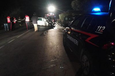 Schianto fatale sulla statale 275, una vettura prende fuoco: muore 59enne, feriti marito e moglie - Corriere Salentino