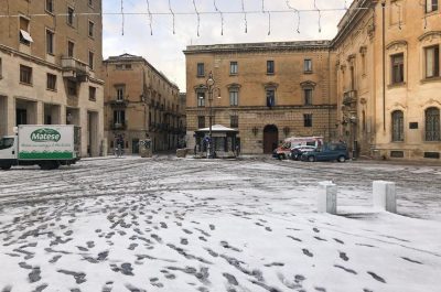 Risveglio sotto la neve per Lecce e provincia, disagi alla circolazione e molti uffici chiusi - Corriere Salentino