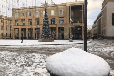 Risveglio sotto la neve per Lecce e provincia, disagi alla circolazione e molti uffici chiusi - Corriere Salentino