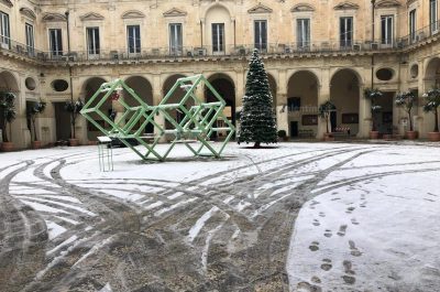 Risveglio sotto la neve per Lecce e provincia, disagi alla circolazione e molti uffici chiusi - Corriere Salentino