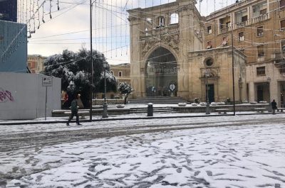Risveglio sotto la neve per Lecce e provincia, disagi alla circolazione e molti uffici chiusi - Corriere Salentino