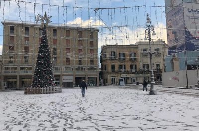 Risveglio sotto la neve per Lecce e provincia, disagi alla circolazione e molti uffici chiusi - Corriere Salentino