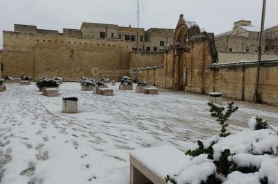 Risveglio sotto la neve per Lecce e provincia, disagi alla circolazione e molti uffici chiusi - Corriere Salentino