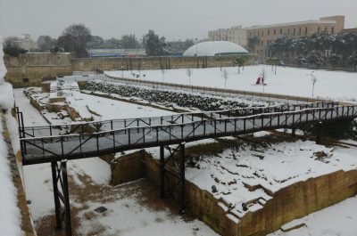 Risveglio sotto la neve per Lecce e provincia, disagi alla circolazione e molti uffici chiusi - Corriere Salentino