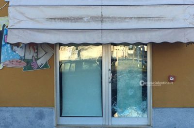 Martellate contro la vetrata della pizzeria, scatta l'allarme e arriva la vigilanza: ladri a mani vuote - Corriere Salentino