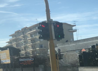 In viale Giovanni Paolo II rischi per un semaforo impazzito