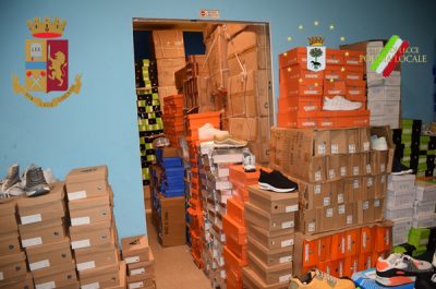 Scarpe contraffatte sugli scaffali e locali senza estintori e dispositivi antincendio: multe e maxi sequestro - Corriere Salentino