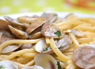 La ricetta del giorno: Spaghetti alle vongole su letto di crema di piselli