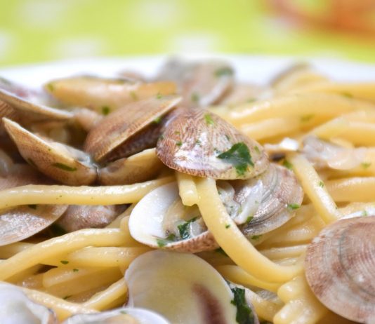 La ricetta del giorno: Spaghetti alle vongole su letto di crema di piselli