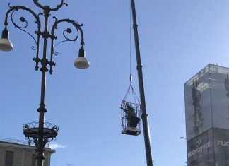 Le immagini della statua di Sant’Oronzo trasferita a Palazzo Carafa per il restauro