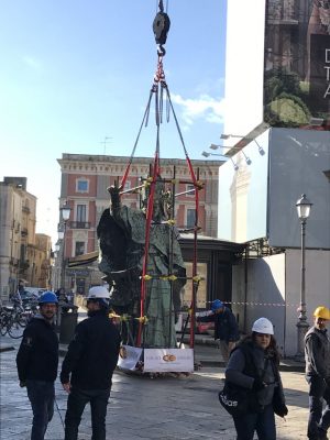 Le immagini della statua di Sant’Oronzo trasferita a Palazzo Carafa per il restauro - Corriere Salentino