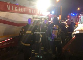 Il forte vento sradica alberi e cartelloni, ancora danni e disagi. E in strada “volano” materassi