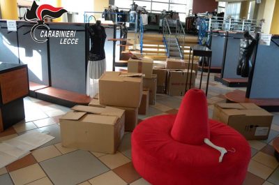Nell'azienda pignorata per rubare scarpe e vestiti in quantità, fermati sul tetto dai carabinieri: in 4 nei guai - Corriere Salentino