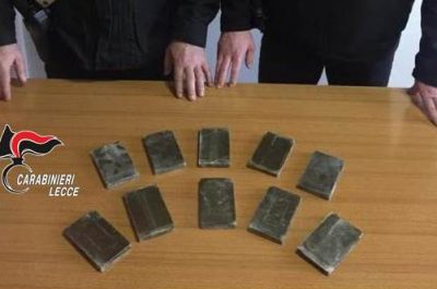 Fermato in auto con un chilo di hashish, arrestato pusher 25enne - Corriere Salentino