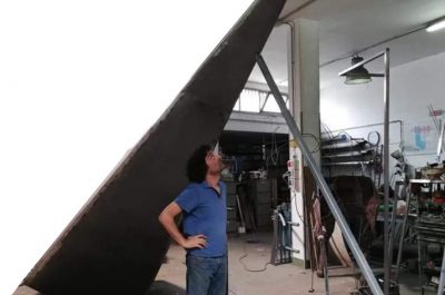 Una fiamma d’acciaio lunga 5 metri: lo scultore Dell’Angelo Custode a Masseria Tagliatelle - Corriere Salentino