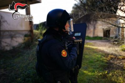 "Correte, stanno sparando" e arrivano le unità antiterrorismo dei carabinieri. Per fortuna erano petardi - Corriere Salentino