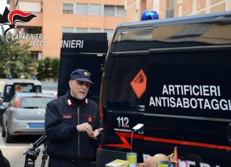 Valigetta abbandonata sul marciapiede, scatta l’allarme bomba nel pieno centro di Lecce: gli artificieri accertano il falso