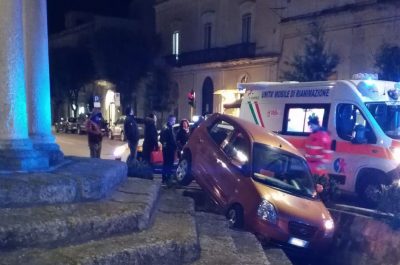 Perde il controllo dell'auto e finisce nel fossato del tempietto, 28enne se la cava con qualche contusione - Corriere Salentino