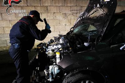 Bomba nella notte squarcia un'auto, danni anche ad un'abitazione - Corriere Salentino