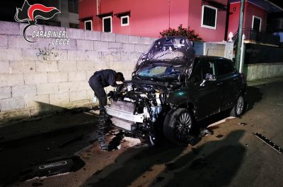 Bomba nella notte squarcia un'auto, danni anche ad un'abitazione - Corriere Salentino