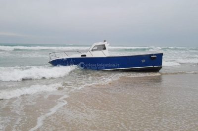 La barca si ribalta, due dispersi all'alba: ricerche in corso nel basso Salento - Corriere Salentino