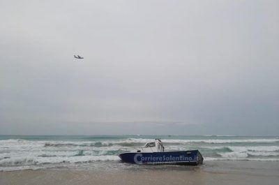 La barca si ribalta, due dispersi all'alba: ricerche in corso nel basso Salento - Corriere Salentino