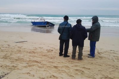 La barca si ribalta, due dispersi all'alba: ricerche in corso nel basso Salento - Corriere Salentino