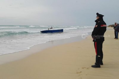 La barca si ribalta, due dispersi all'alba: ricerche in corso nel basso Salento - Corriere Salentino