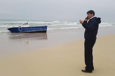 La barca si ribalta, due dispersi all'alba: ricerche in corso nel basso Salento - Corriere Salentino