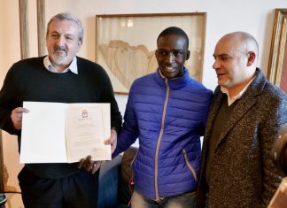 Nigeriano sventa rapina, Emiliano gli consegna il premio ‘Radice di Puglia’