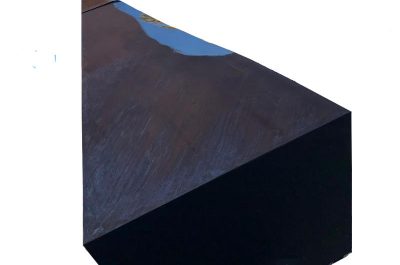 Una fiamma d’acciaio lunga 5 metri: lo scultore Dell’Angelo Custode a Masseria Tagliatelle - Corriere Salentino