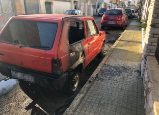 Fiamme nella notte distruggono una vecchia Fiat Panda: è doloso