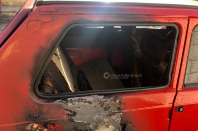 Fiamme nella notte distruggono una vecchia Fiat Panda: è doloso - Corriere Salentino
