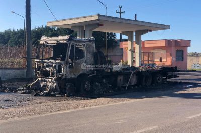 Tir carico di frutta e verdura a fuoco sulla provinciale: autista salvo ma tutto distrutto - Corriere Salentino