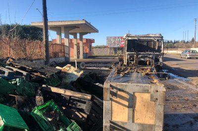 Tir carico di frutta e verdura a fuoco sulla provinciale: autista salvo ma tutto distrutto - Corriere Salentino