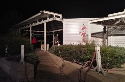 In fiamme la cucina del lounge bar in riva al mare, si sospetta l'atto doloso - Corriere Salentino