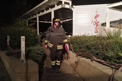 In fiamme la cucina del lounge bar in riva al mare, si sospetta l'atto doloso - Corriere Salentino