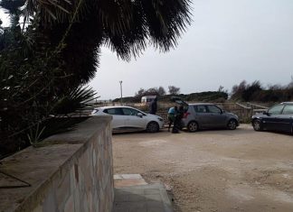 Una folata “gonfia” la vela e viene sbattuto sulla spiaggia: corsa in ospedale per un kitesurfer
