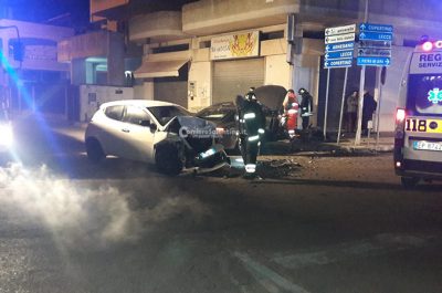 Tremendo impatto tra due mezzi in pieno centro abitato: cinque feriti - Corriere Salentino