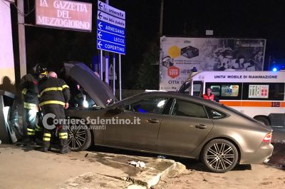 Tremendo impatto tra due mezzi in pieno centro abitato: cinque feriti - Corriere Salentino