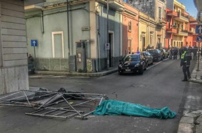 Tragico "volo" dall'impalcatura a causa del vento, muore un operaio: dramma nel centro di Monteroni - Corriere Salentino